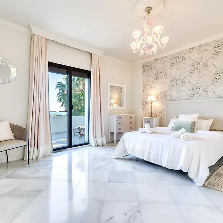 Spacious 6 Bdrm - Golf Lover's Paradise Apartment