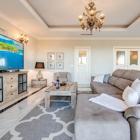 Apartment Spacious 6 Bdrm - Golf Lover's Paradise Marbella