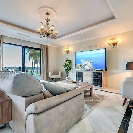 Spacious 6 Bdrm - Golf Lover's Paradise