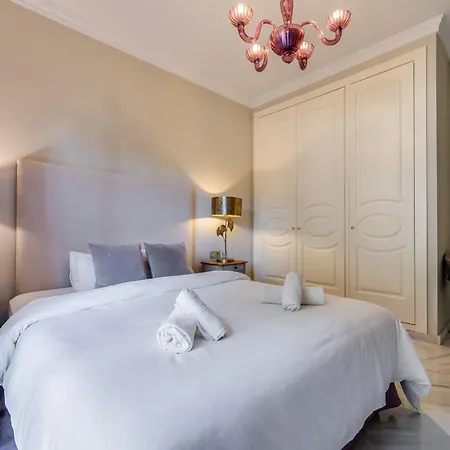 Spacious 6 Bdrm - Golf Lover's Paradise