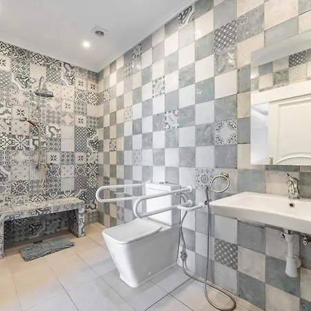 Spacious 6 Bdrm - Golf Lover's Paradise *