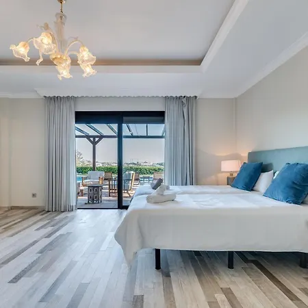 Spacious 6 Bdrm - Golf Lover's Paradise *