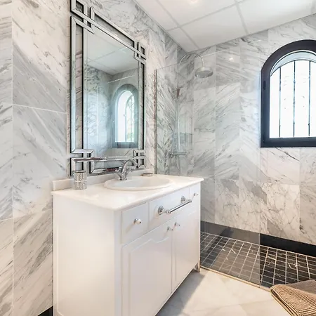 Spacious 6 Bdrm - Golf Lover's Paradise