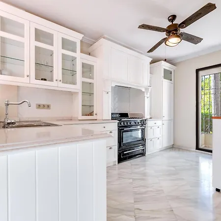 Spacious 6 Bdrm - Golf Lover's Paradise